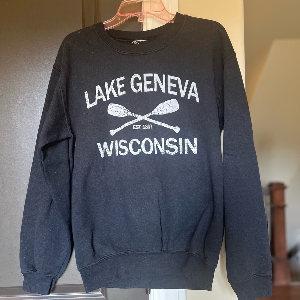 🚣‍♀️🚣‍♂️ 𝐂𝐔𝐓𝐄 Lake Geneva Sweatshirt ‼️
